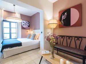 En eller flere senge i et værelse på Suites Triana Sevilla Apartments + 57 billeder