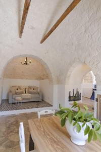 A seating area at HelloApulia - Trulli Le Murge Még 37 kép