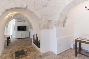 A television and/or entertainment centre at HelloApulia - Trulli Le Murge