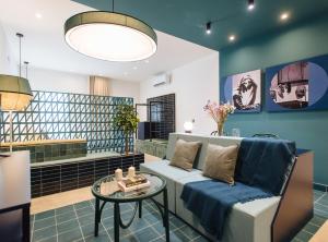 セビリアにあるSuites Triana Sevilla Apartmentsのリビングルーム(ソファ、テーブル付)