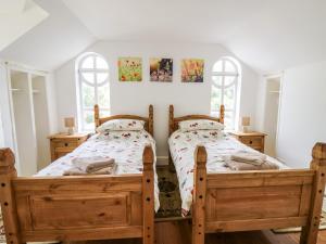 En eller flere senge i et værelse på Spring Cottage