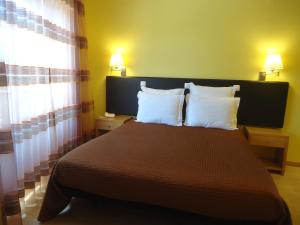 Uma cama ou camas num quarto em Hospedaria Robalo