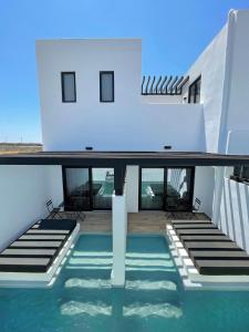 una piscina sul tetto di una casa di Mazera Boutique Hotel a Mykonos Città