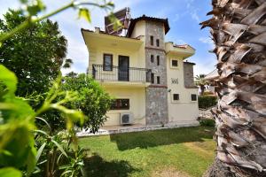 una vista de la casa desde el jardín en Villa Phoenix, en Fethiye