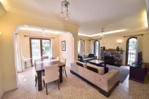 sala de estar con sofá y mesa en Villa Phoenix en Fethiye