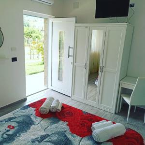 a room with two towels on a red rug on the floor at Casa del Sole in Ceraso +5 photos