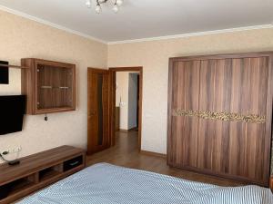 - une chambre avec un lit et un grand placard en bois dans l'établissement Apartments Staroportofrankovskaya & Pastera street, à Odessa