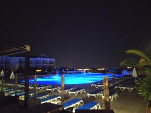 ein Schwimmbad bei Nacht mit blauem Licht in der Unterkunft Cannes & More in Cannes