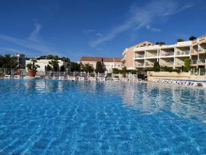 ein großes Schwimmbad vor einem Hotel in der Unterkunft Cannes & More in Cannes