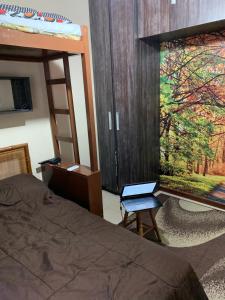 a bedroom with a bunk bed and a window at Apartamento em Itaipava - Petrópolis in Petrópolis +39 photos