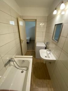 Ванная комната в Amarin Apartments