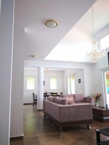 sala de estar con sofá y mesa en Villa14 Sea Breeze, en Klorakas