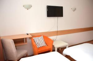 TV a/nebo společenská místnost v ubytování Hotel 7 + 27 fotografií