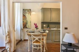 Kuchyňa alebo kuchynka v ubytovaní Pontevecchio Stylish Apartment in Florence + 7 fotografií