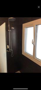 La salle de bains est pourvue d'une douche et d'une fenêtre. dans l'établissement Casa da Ju, à Arcos de Valdevez