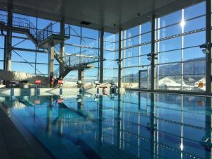 uma piscina com um avião dentro de um edifício em Scandic Syv Søstre em Sandnessjøen