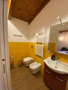 a bathroom with a sink and a toilet at B&B Vietri Centro in Vietri