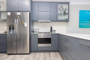 A kitchen or kitchenette at Long Island 13 (Family Only)