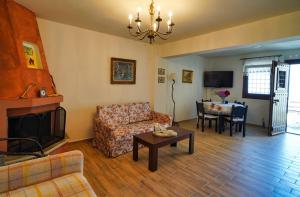 TV a/nebo společenská místnost v ubytování Hotel Petradi