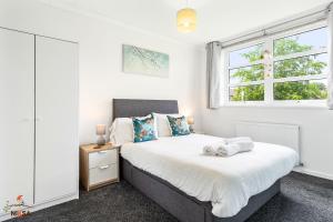 Foto da galeria de NIKSA Serviced Accommodation - 3 bedroom house em Welwyn Garden City