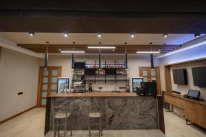 eine Bar in einem Raum mit zwei Barhockern in der Unterkunft Rudison Hotel & Restaurant in Ternopil