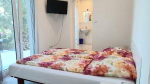 Postel nebo postele na pokoji v ubytování Helles Doppelzimmer mit Bad, Terrasse und Pool, seperater Eingang, Liznjan, Istrien