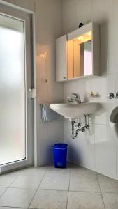 Ванна кімната в Helles Doppelzimmer mit Bad, Terrasse und Pool, seperater Eingang, Liznjan, Istrien