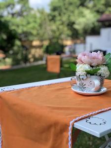 uma mesa com um vaso de flores em Villa Alessandra em Maratea