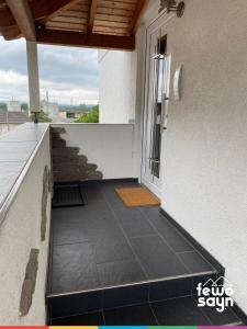 balcón de una casa con suelo de baldosa negra en fewo sayn en Bendorf