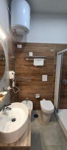 bagno con lavandino bianco e servizi igienici di Your Home in Naples a Napoli