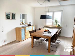 cocina y comedor con mesa de madera en fewo sayn en Bendorf