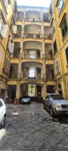 un edificio con due auto parcheggiate di fronte di Your Home in Naples a Napoli