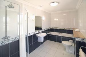 A bathroom at Albion Hotel - Freshwater Bay 