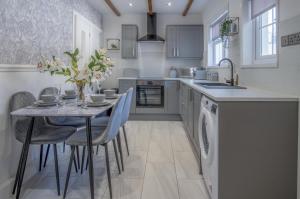 Кухня или мини-кухня в Newell Hill Cottage - 3 Bedroom Cottage - Tenby
