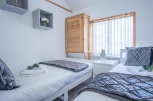 Llit o llits en una habitació de Newell Hill Cottage - 3 Bedroom Cottage - Tenby