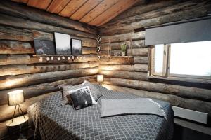 a bedroom with a bed in a log cabin at RukaTupasvilla in Ruka