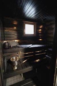 ein kleines Zimmer mit einem Waschbecken in einer Hütte in der Unterkunft RukaTupasvilla in Ruka
