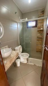 uma casa de banho com um WC, um lavatório e um chuveiro em Pousada Dunas Beach em Canoa Quebrada