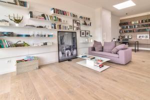 a living room with a purple couch and a tv at Evasion en Bearn des Gaves in Salies-de-Béarn