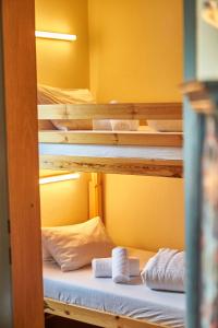 kilka łóżek piętrowych w pokoju w obiekcie Appartement Homely w Saalbach Hinterglemm