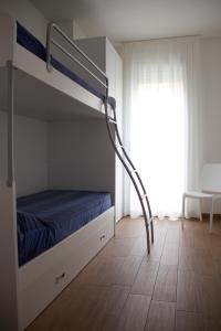 Dviaukštė lova arba lovos apgyvendinimo įstaigoje Residence la Perla