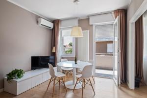 a living room with a white table and chairs at JOIVY Padova Porta San Giovanni in Padova