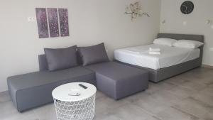 sala de estar con sofá y cama en Onar View Studio en Néa Péramos