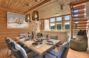 ein Esszimmer mit einem großen Holztisch und Stühlen in der Unterkunft Chalet Alpin Mrkopalj in Mrkopalj