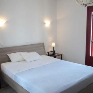 Ένα ή περισσότερα κρεβάτια σε δωμάτιο στο Asvestoti maisonettes Red house