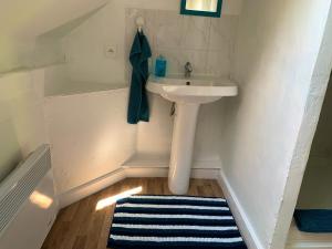 a bathroom with a sink and a bath tub at Le Bas Chesnay Chambres D'Hotes Domfront en Poiraie in Domfront