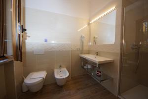 Bilik mandi di Hotel Alpi