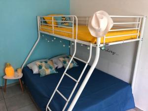 a bunk bed with a hat on top of it at Zandoli Cottage in Les Galets