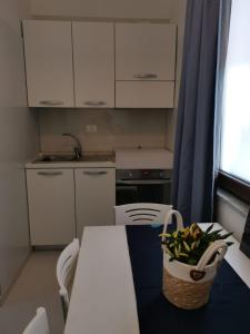 eine Küche mit einem Tisch und einem Obstkorb darauf in der Unterkunft Al porticciolo in Salerno