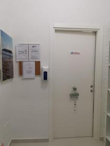 uma porta branca com sinais numa sala em Al porticciolo em Salerno